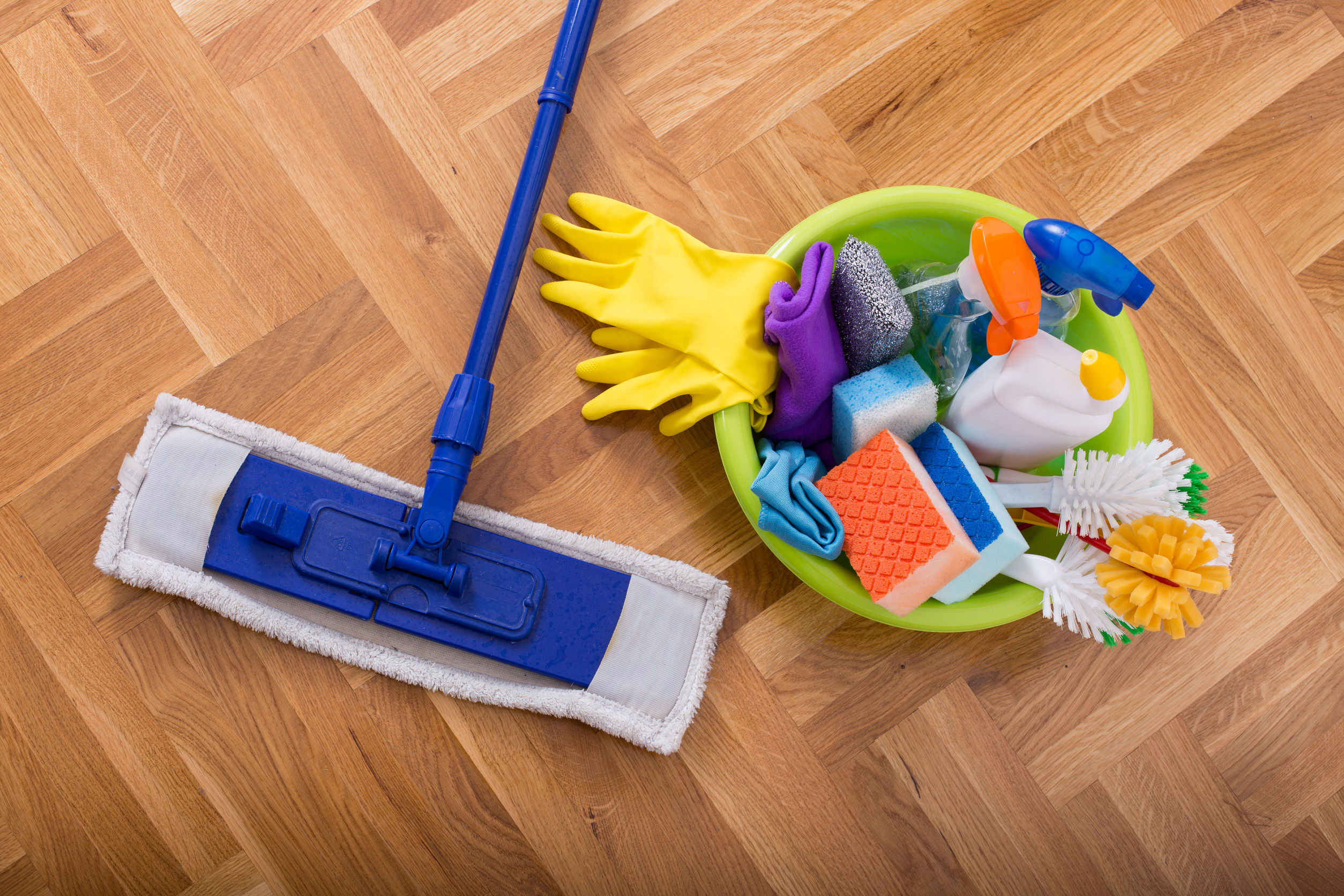 Clean mop. Быстрая уборка. Швабра в ванной. Безопасная уборка. Уборка вид сверху.